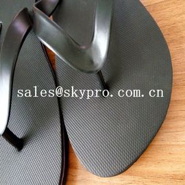Οι άνετες μαύρες σαφείς πτώσεις/τα σανδάλια κτυπήματος φορούν - ανθεκτικές παντόφλες θερινών παραλιών