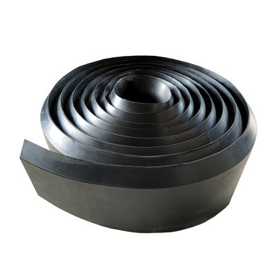 Πίνακα φούστες από καουτσούκ νεοπρίνης με σκληρότητα 70 χιλιοστών A 300% επιμήκυνση κατά το σπάσιμο και αντοχή σε έλξη 2,5 ~ 6,0 Mpa